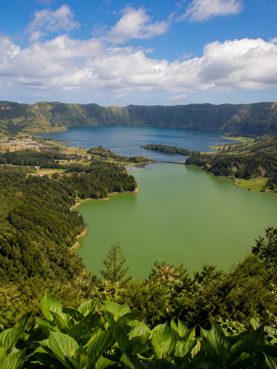 Las dos lagunas de Sete Cidades, una azul y otra verde, en el cráter de São Miguel, Azores