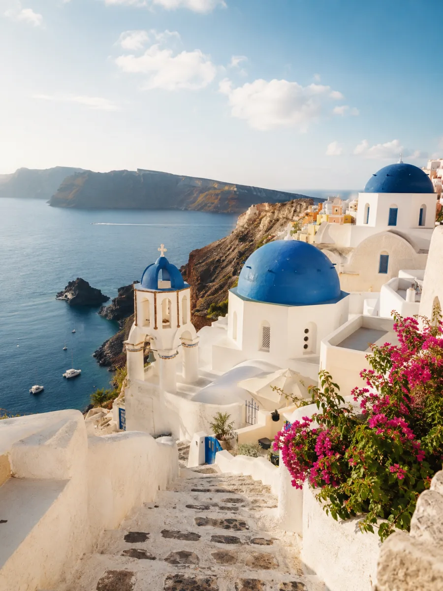 Cúpulas azules y casas blancas de Oia sobre el mar Egeo, Santorini