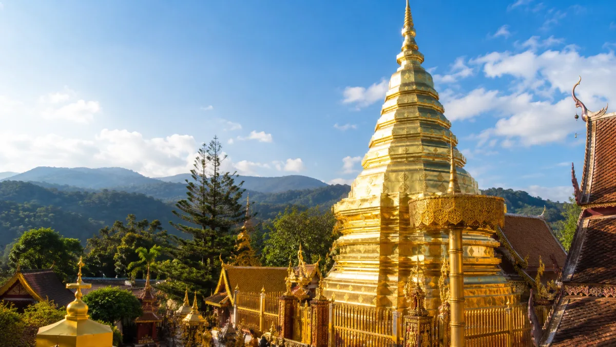 Templo dorado de Doi Suthep entre las montañas del norte de Tailandia, Chiang Mai