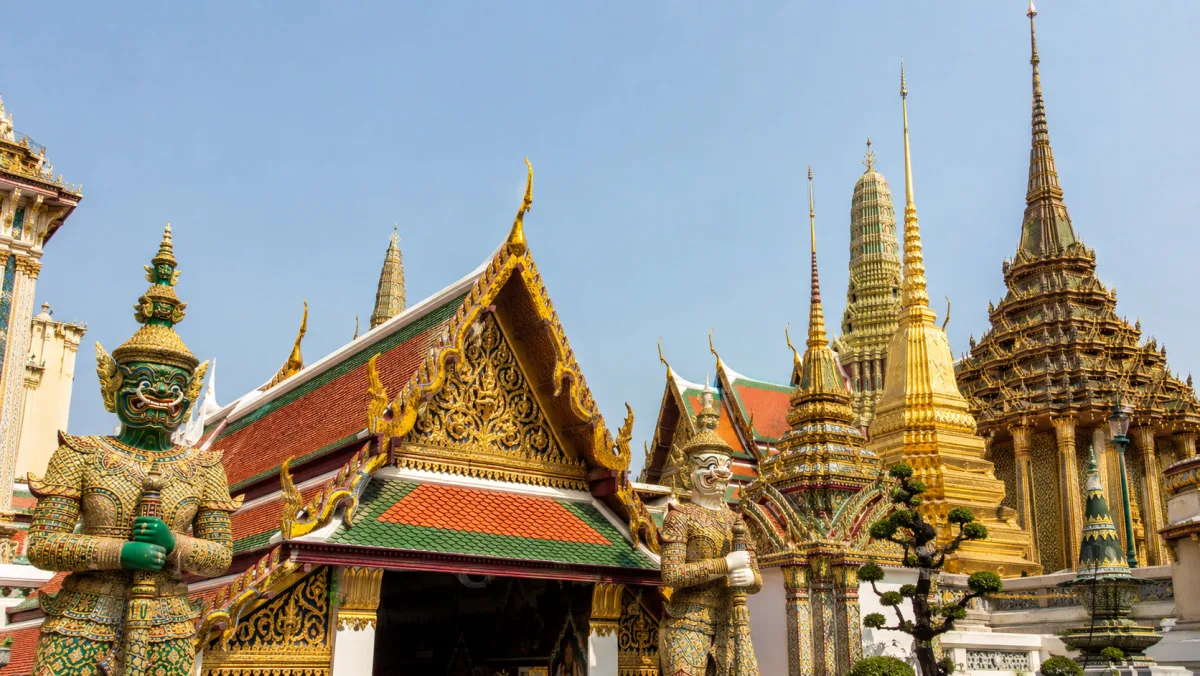 El Gran Palacio de Bangkok y sus tejados dorados, o el Wat Arun junto al río Chao Phraya al atardecer