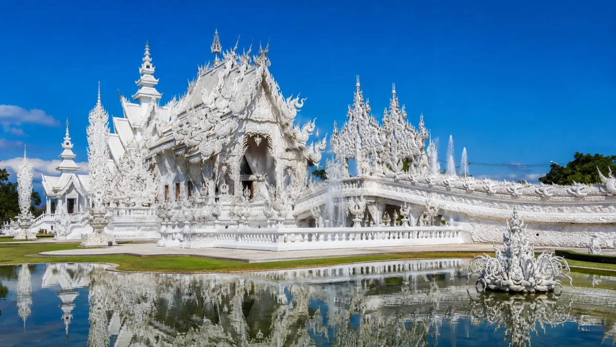 El Templo Blanco (Wat Rong Khun) de Chiang Rai recortado contra un cielo azul, Tailandia